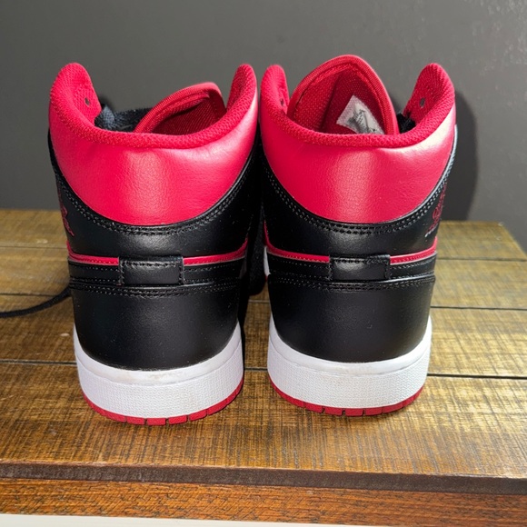 Women’s Air Jordan 1 Mid Sneakers in Black/ Gym Red. Women’s 9.5/ Men’s 8 - Picture 3 of 7